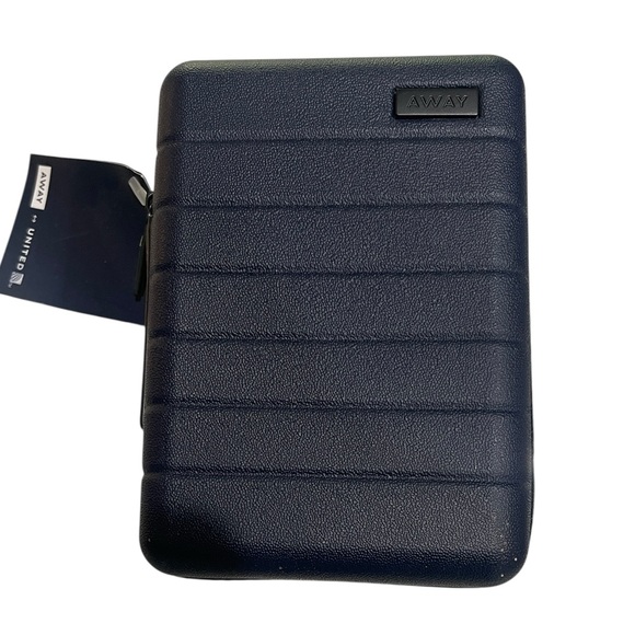 NWT AWAY United Air Lines First Business Class Hard Case Amenity Kit Navy Blue - Picture 1 of 6